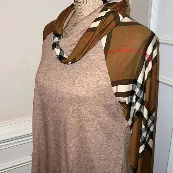 Trendy Plaid Sleeve Tunic | Soft Knit Pocket Detail | Medium - Picture 8 of 14